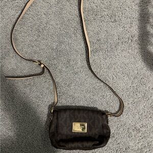 MICHAEL Michael Kors Black Crossbody Bag with Gold Clasp and Textured Material